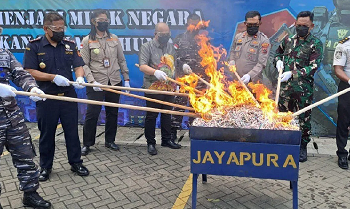 Bea Cukai Jayapura Musnahkan Puluhan Ribu Rokok Ilegal