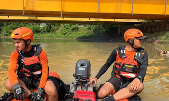 Basarnas Sisir Kali Bekasi Cari Pemancing Hilang