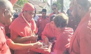 Masyarakat Hatumete Kukuhkan Benhur Watubun sebagai Anak Adat