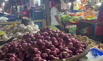 Harga Bawang Merah Tembus Rp120 Ribu per Kilogram di Pasar Binaya Masohi
