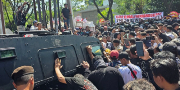 Polisi Butuh 1,5 Jam Evakuasi Bupati Pati dari Pengadilan Tipikor