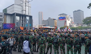 Massa Aksi Tertahan Masuk Bundaran HI