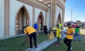 Sambut Laga Kontra Haiti, Fans Brasil di Namlea Gelar Aksi Bersih-bersih Masjid Jami