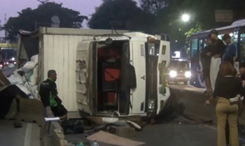 Truk Rongsok Terguling di Flyover Pesing, Lalu Lintas Terganggu
