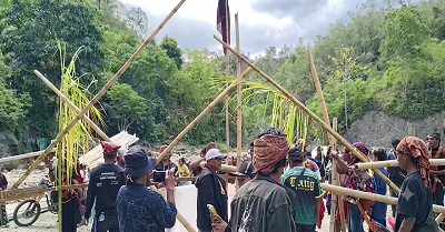 Masyarakat Adat Buru Pasang Sasi di Gunung Botak, Larang Aktivitas Tambang Ilegal 1 Masyarakat Adat Buru Pasang Sasi di Gunung Botak, Larang Aktivitas Tambang Ilegal