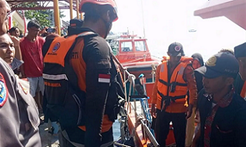 Tim Gabungan Evakuasi 150 Penumpang Kapal Rusak di Perairan Pulau Pari 2 Tim Gabungan Evakuasi 150 Penumpang Kapal Rusak di Perairan Pulau Pari